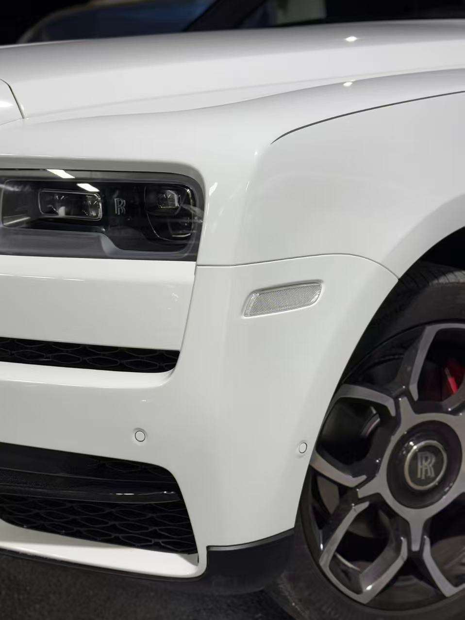 ロイス ゴースト Black Badge フェンダー塗装修復