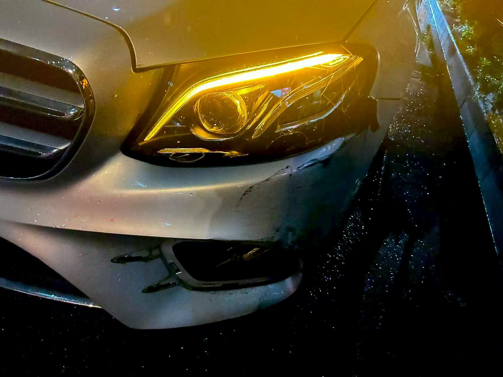 ベンツ E200のフロントバンパー左側とヘッドライト損傷の修理