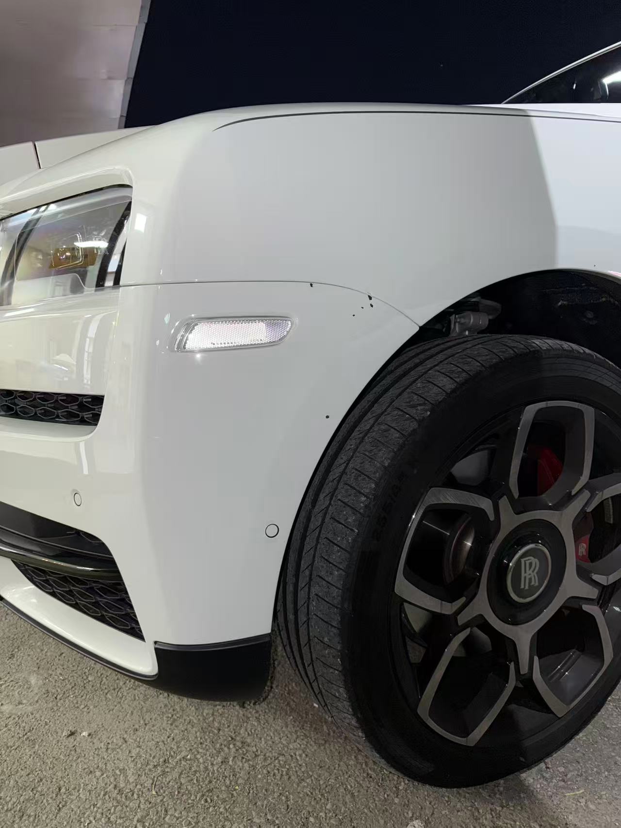 ロイス ゴースト Black Badge フェンダー塗装修復