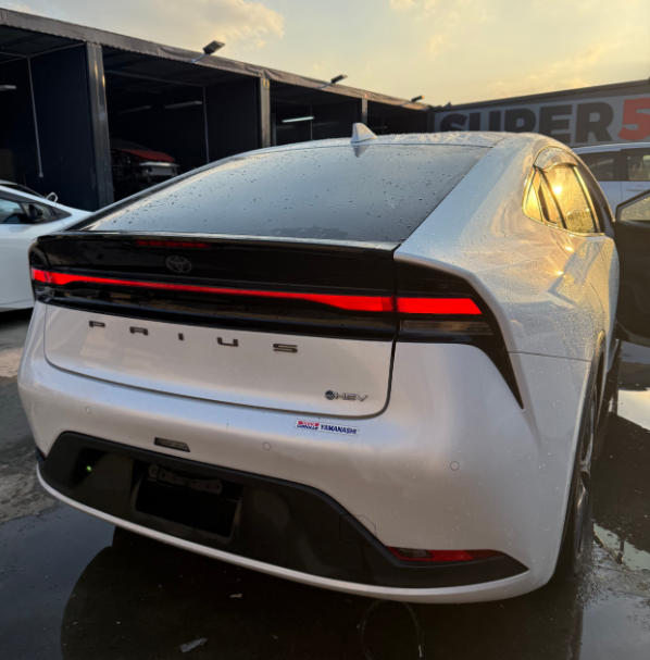 トヨタ・プリウスリアバンパー事故修理