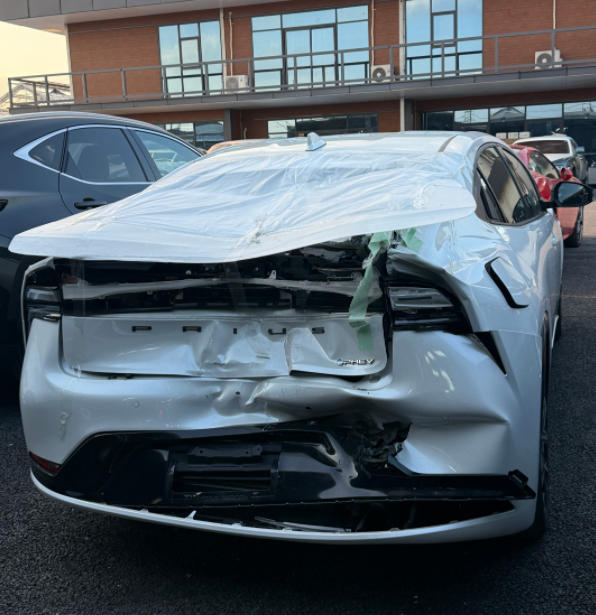 トヨタ・プリウスリアバンパー事故修理